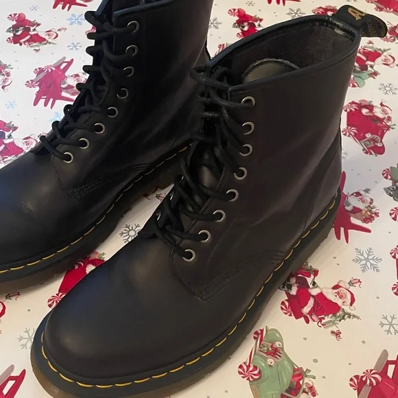 Dr Martens LIKE BRAND NEW!! Size 11 M
Smooth Black Leather Lace Up Boots - Picture 2 of 10